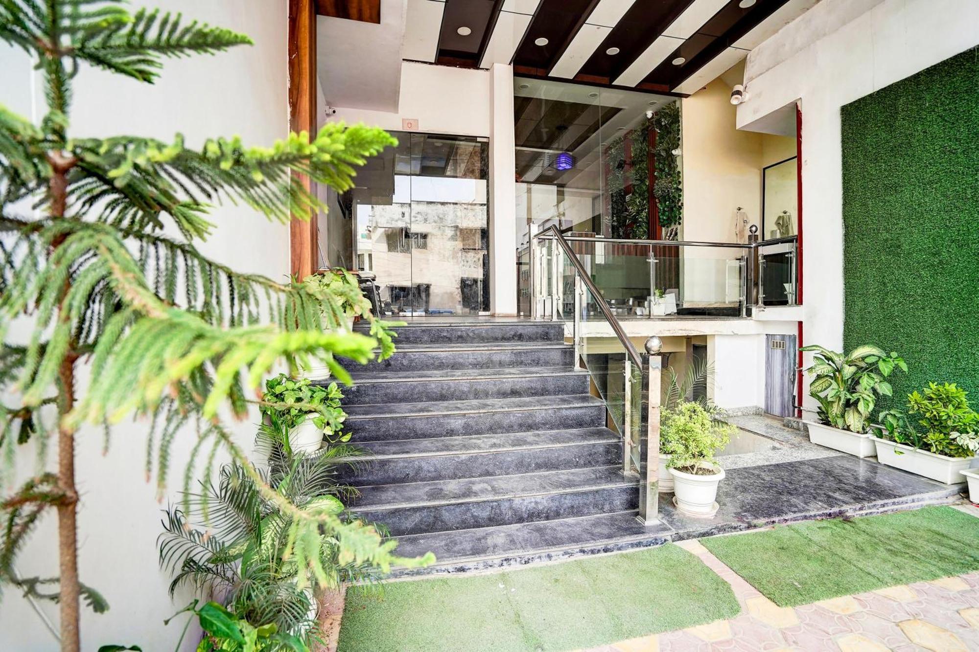 فندق Townhouse Ram Katora Near Vishwanath Temple Formerly Sv Grand فاراناسي المظهر الخارجي الصورة