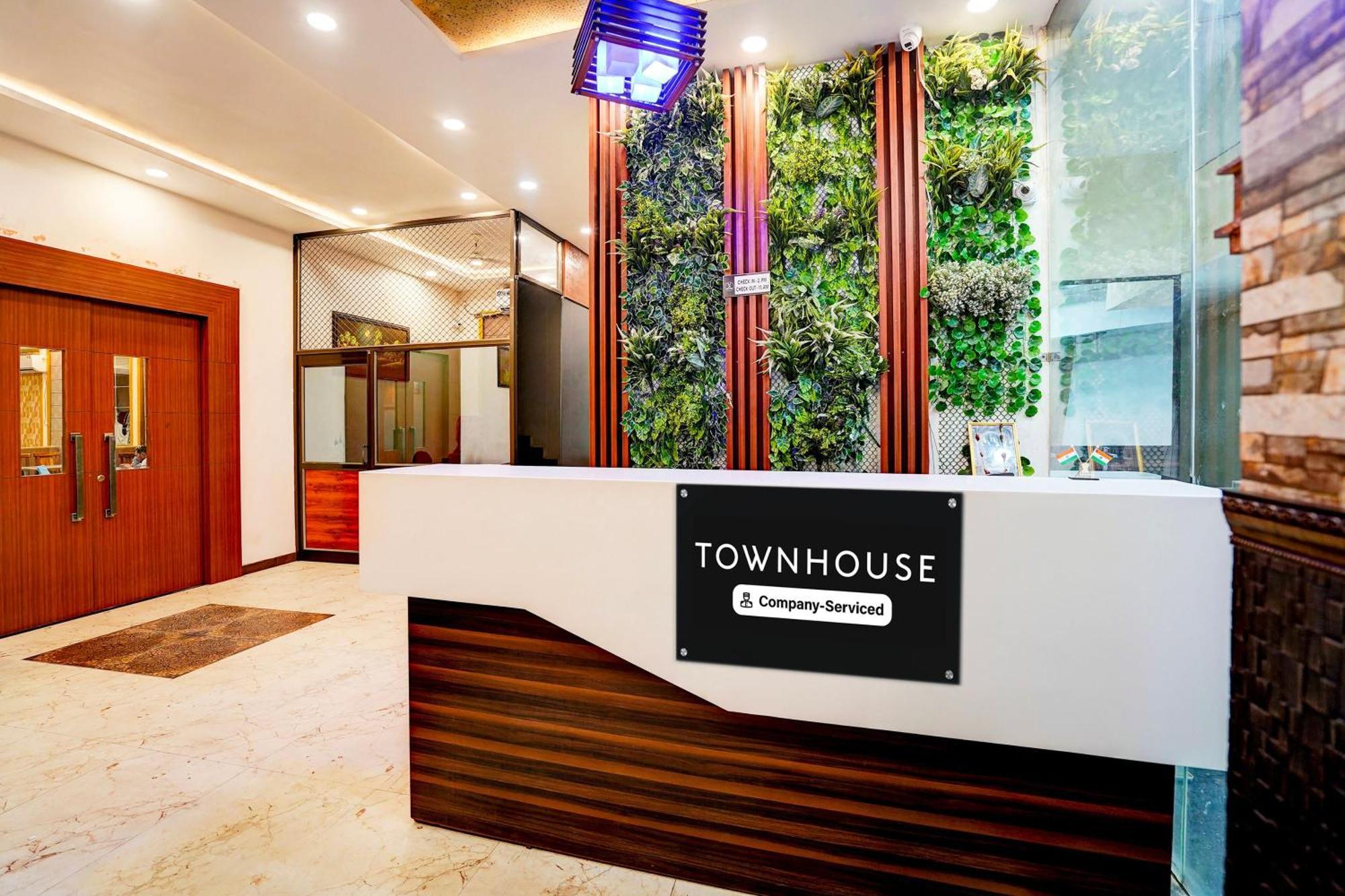 فندق Townhouse Ram Katora Near Vishwanath Temple Formerly Sv Grand فاراناسي المظهر الخارجي الصورة